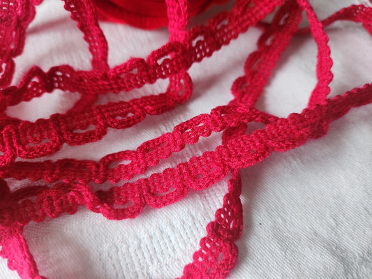 Galon vintage dentemme rouge  5 mètres sur 1 cm  A2