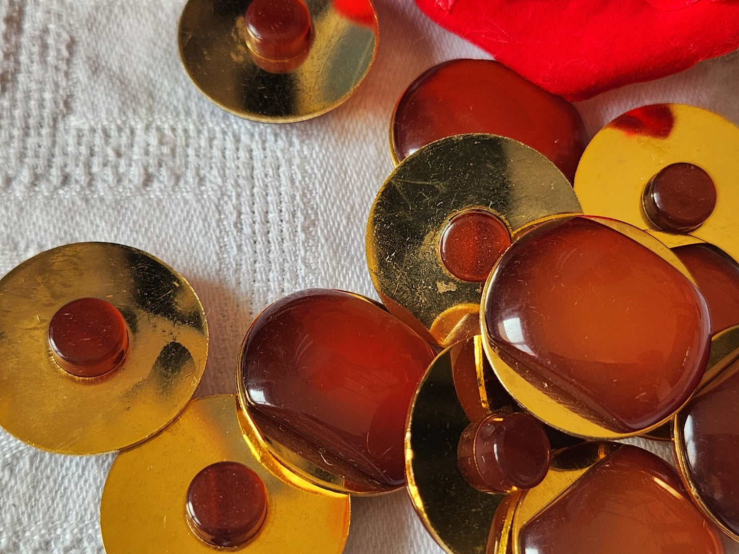 Lot 6 gros boutons vintage orangé rouge pied  2,5 cm ref 1263