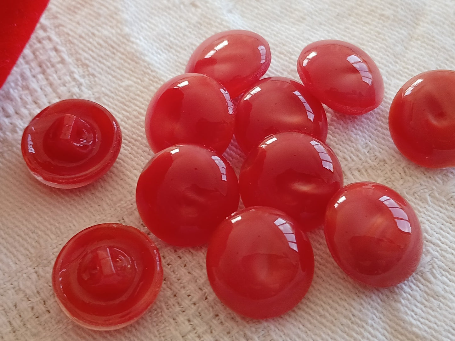 Lot 6 boutons vintage en verre rouge laiteux 1,3 cm ou 13 mm pied ref 6469
