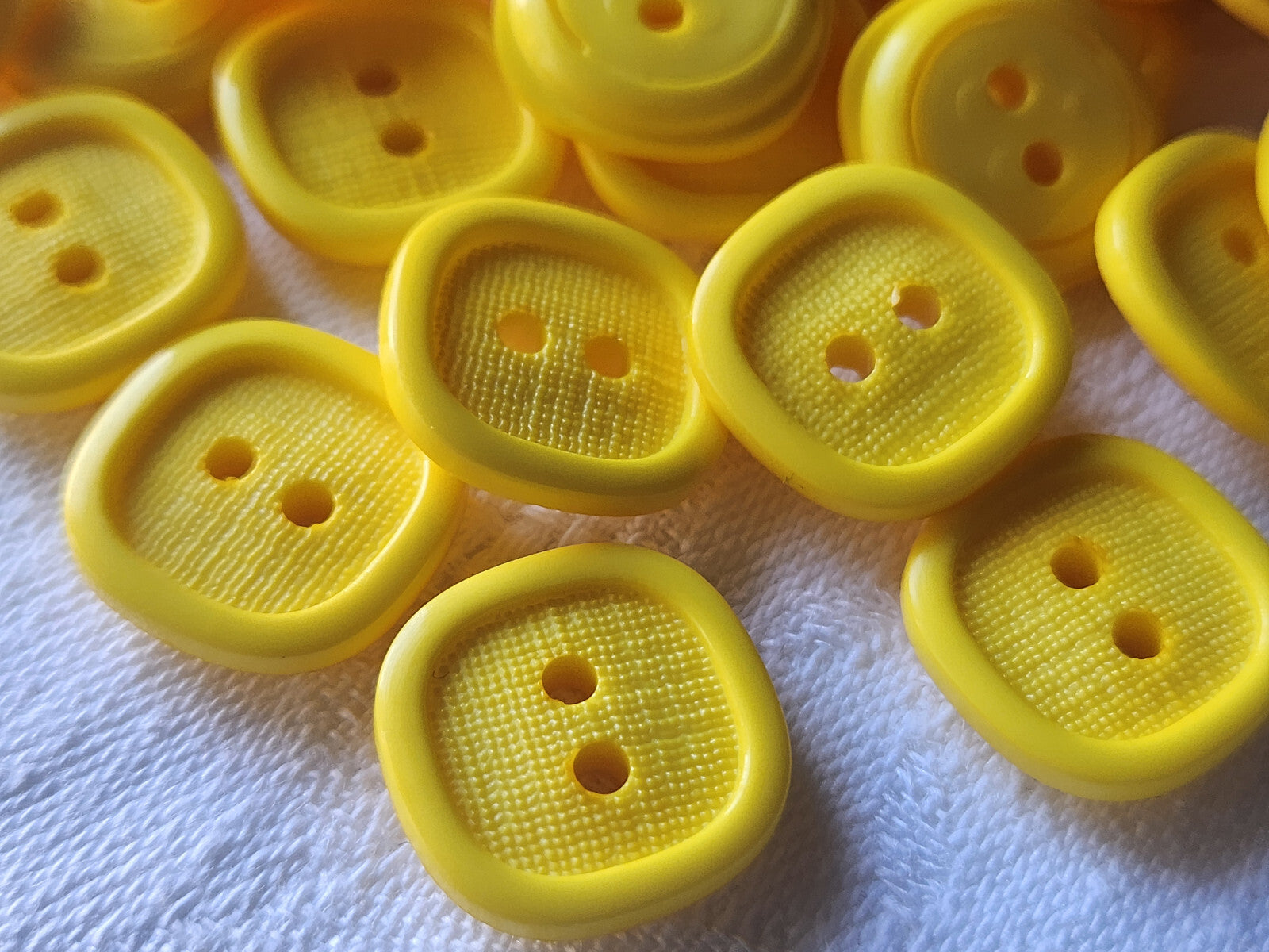 Lot 25 boutons jaune texturé   fond d'atelier  1,7 cm trous  ref 2449