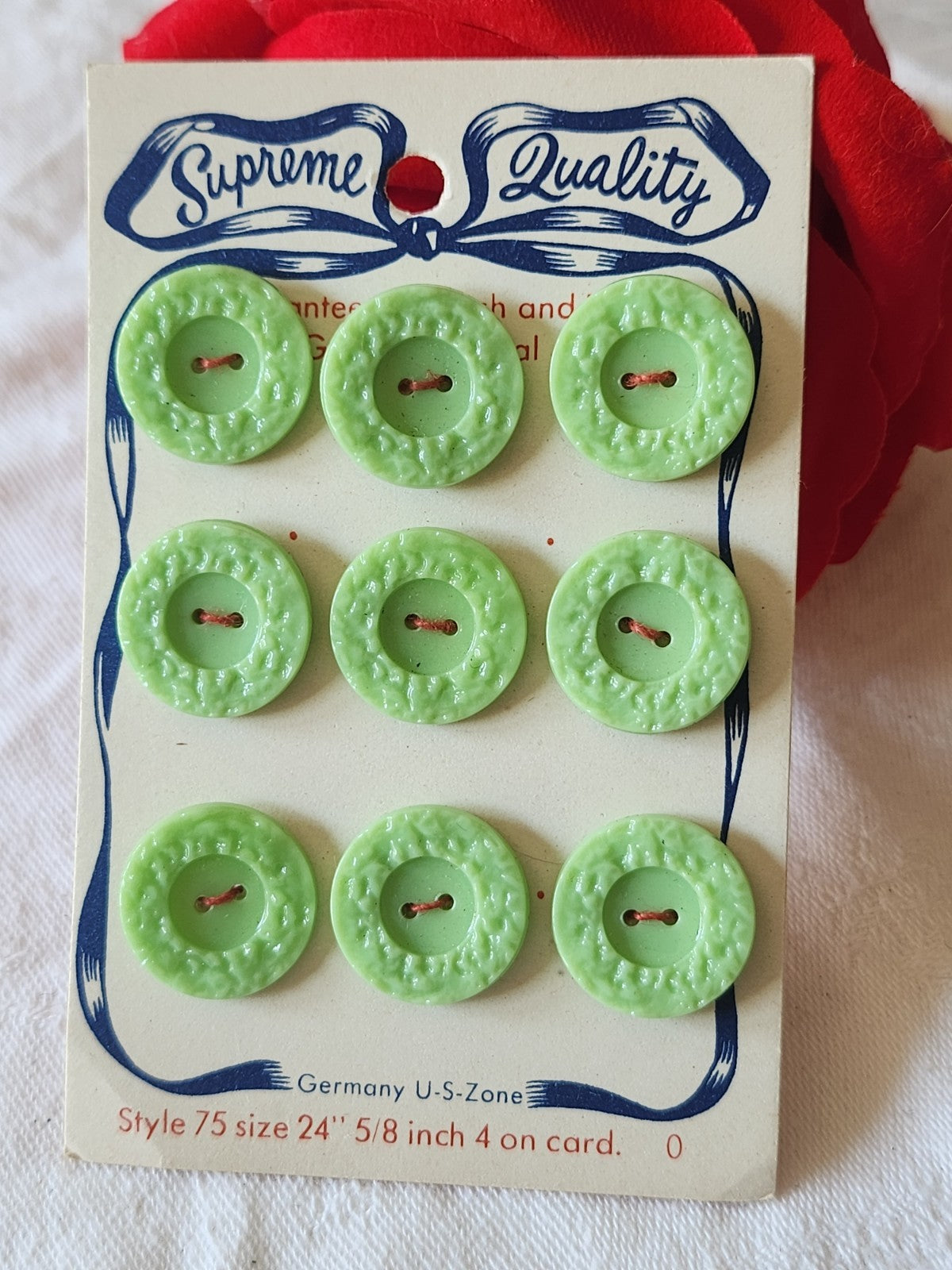 Plaque de 9 boutons anciens en verre travaillé vert à trous 1,7 cm
