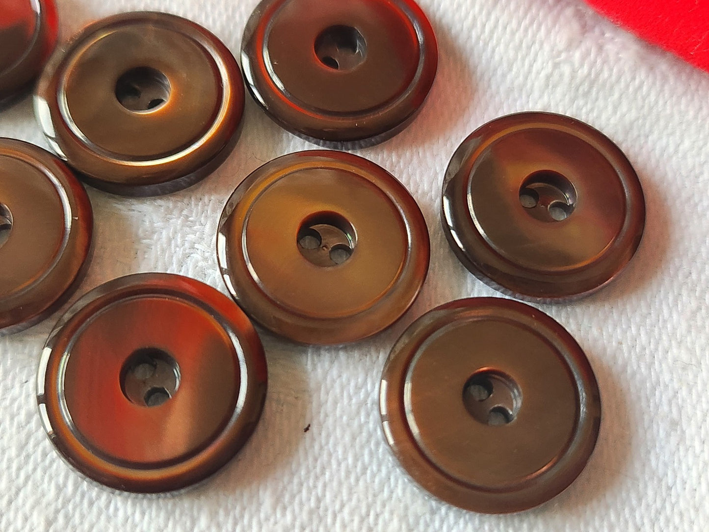 Lot 8  boutons anciens en nacremarron  1,5 cm ref 3030