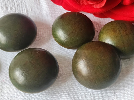 Lot 5 gros boutons anciens en bois vert bombé 2,9 cm ref 903