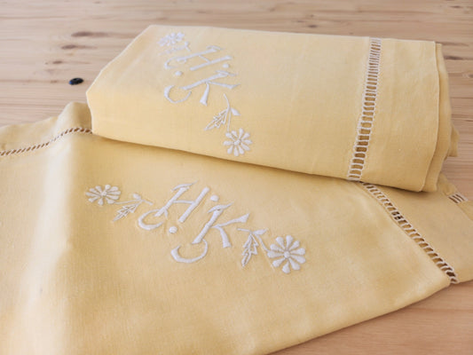 Lot deux anciennes taies d'oreillers monogramme HK jaune paire superbes B6
