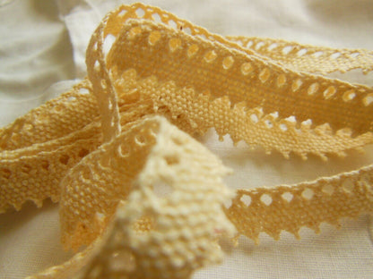 Dentelle ancienne ajourée crème 1 mètre 50 sur 1 cm  T3-42