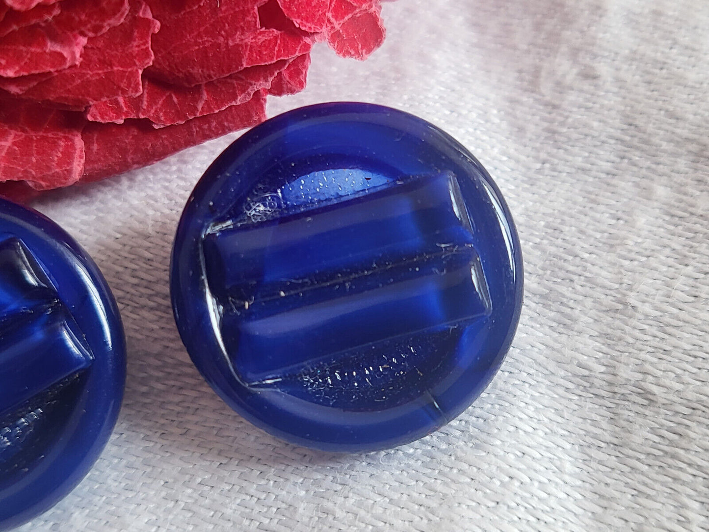 Duo boutons  anciens en verre bleu belle teinte à pied  1,7 cm D11D