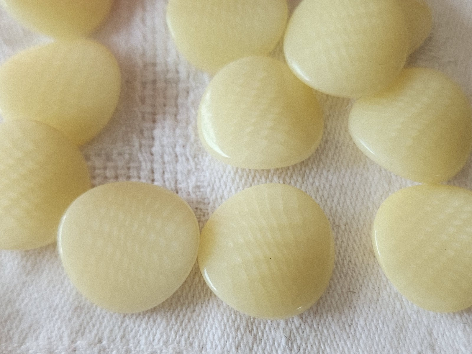 Lot 12  boutons vintage beige pied motif incurvé 1,7 cm ref 5998