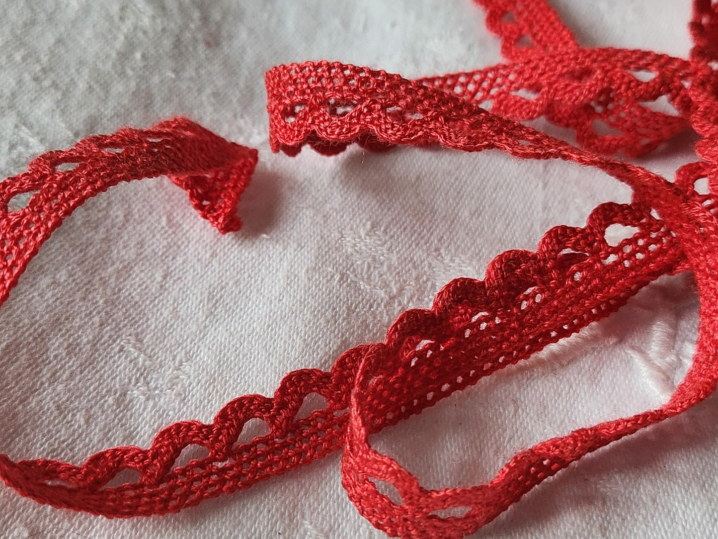 Dentelle vintage rouge rosé coton 3 métres sur 1,2 cm A6