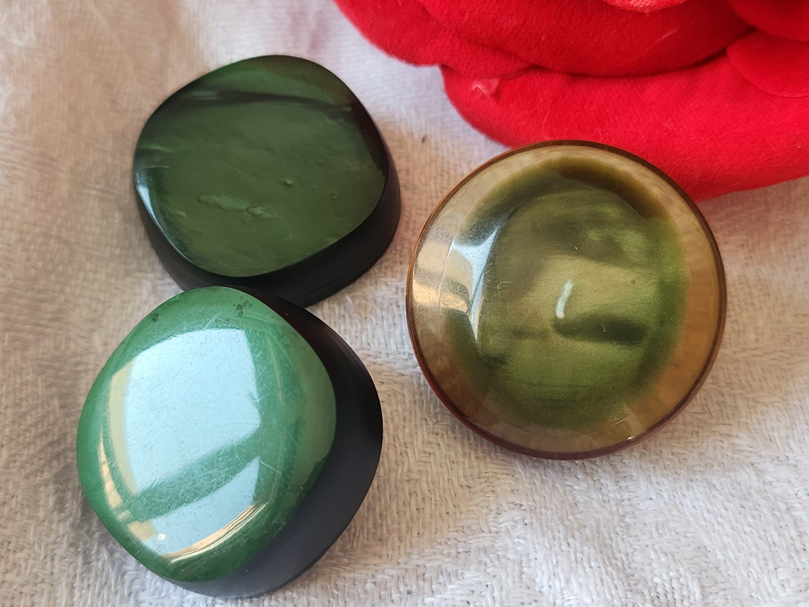 Trio volumineux boutons vintage  vert 2,3 et 2,8 cm à pied ref 5925