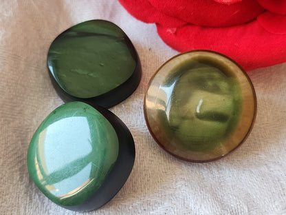 Trio volumineux boutons vintage  vert 2,3 et 2,8 cm à pied ref 5925