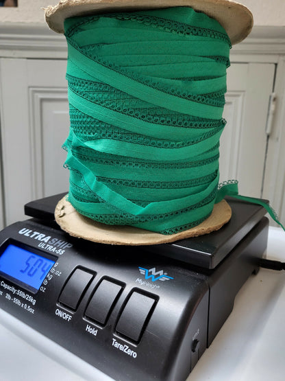Dentelle ancienne vintage verte 500 grammes au moins 200 mètres sur 1,4 cm B6