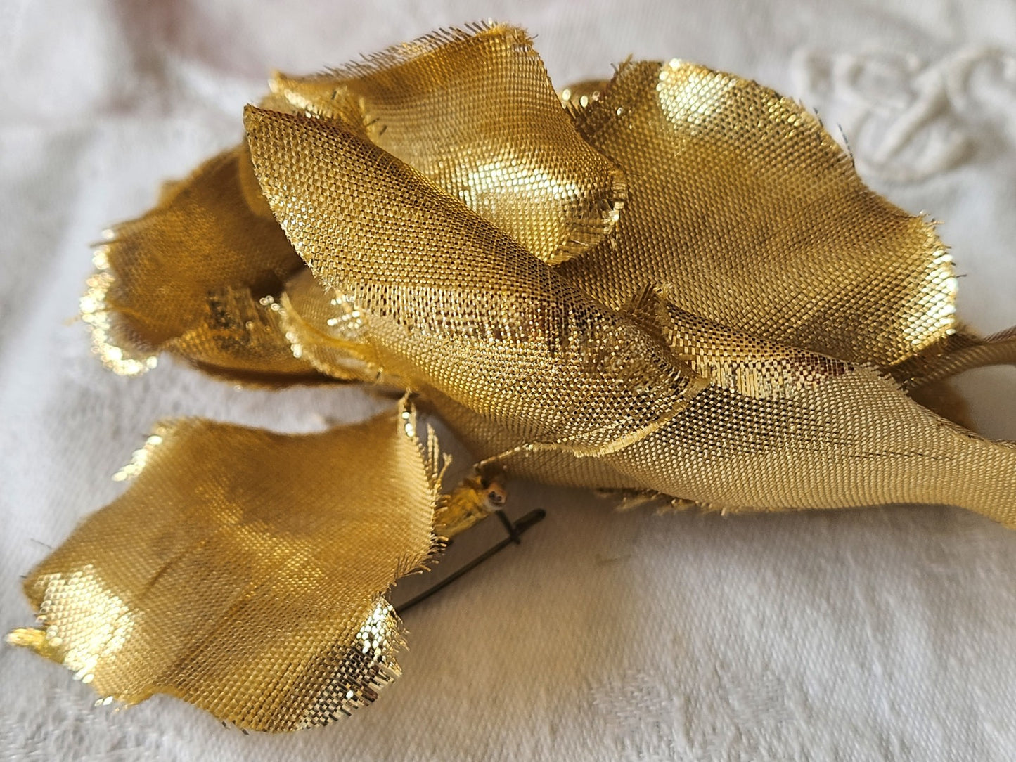 Grosse fleur ancienne dorée sur broche chapeau 10 cm sur 7,5  cm T0-05