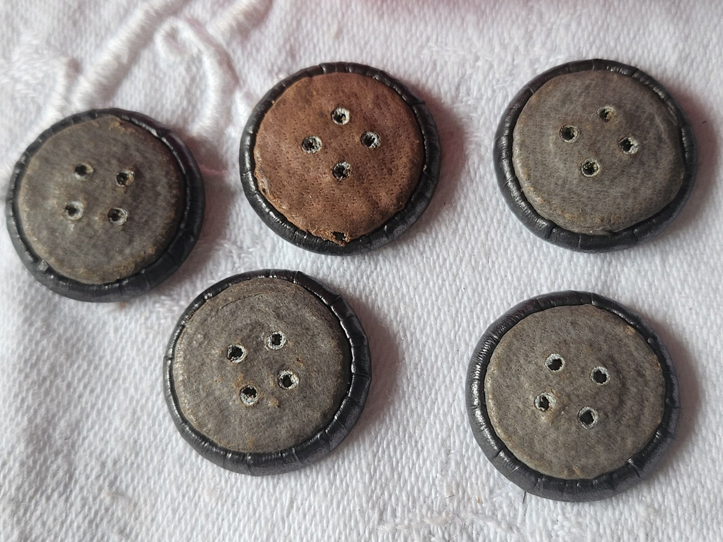 Lot 5 boutons anciens en cuir gris incurvé trous vintage 2 cm ref 134