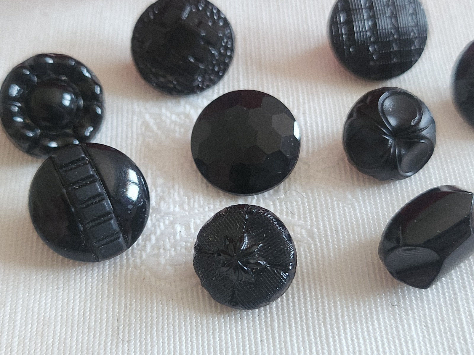 Lot 10 boutons anciens vintage  en verre noir  panaché 1,1 à 1,3 cm ref 6237
