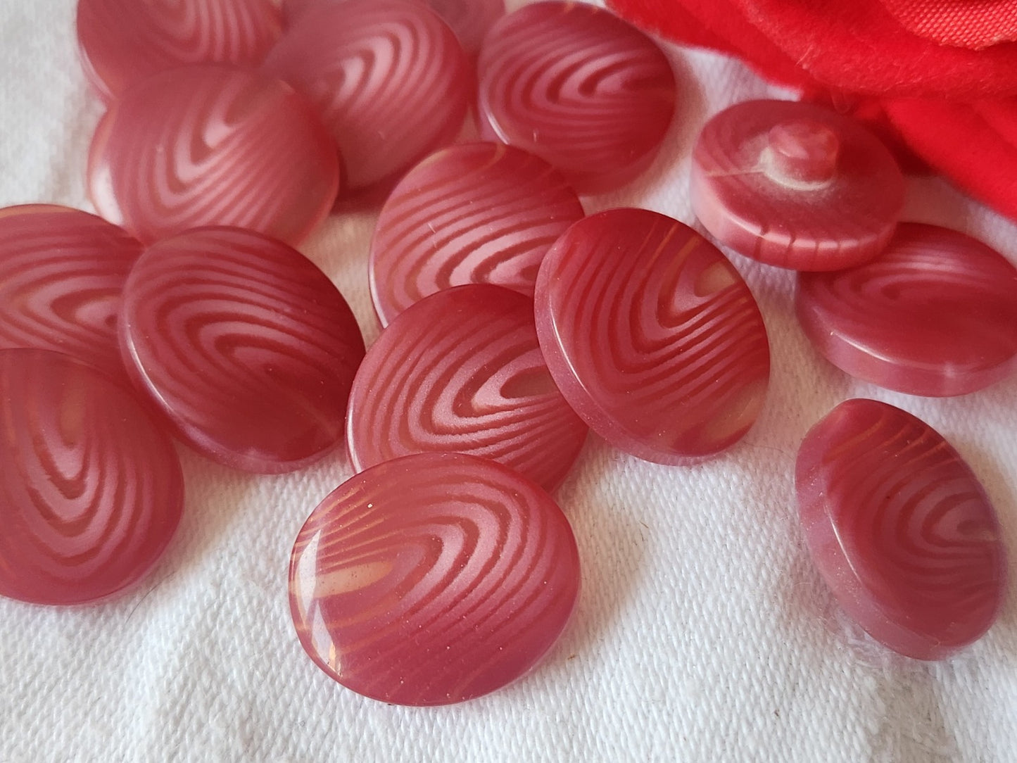 Lot 14 boutons vintage rose transparent veiné 1,7 sur 2 cm à pied ref 1420