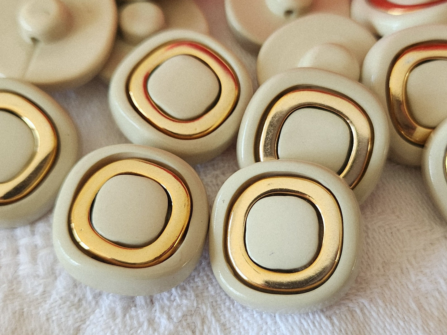 Lot 10 boutons vintage beige ? doré pied 1,8 cm travaillé ref 3855