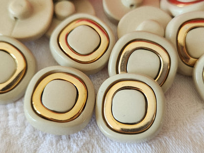 Lot 10 boutons vintage beige ? doré pied 1,8 cm travaillé ref 3855
