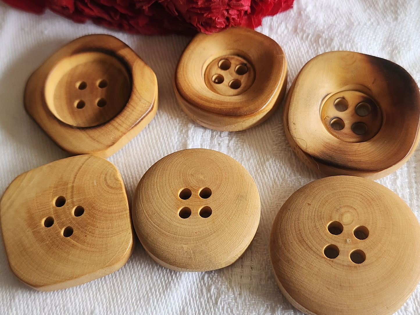 Lot 6 gros boutons anciens en bois brut 2,7 à 3,2 cm à trous  ref 1461