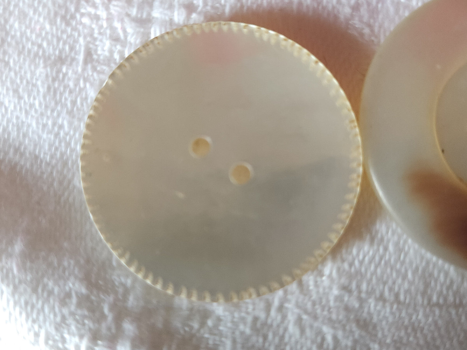 Duo boutons ancien en nacre 2,8 cm et 3,1 cm trous gros G18H