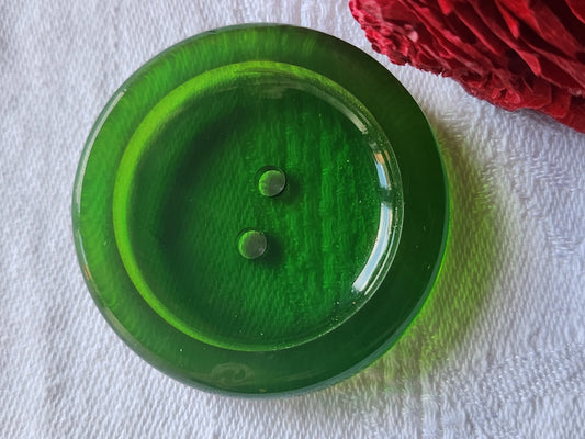 Enorme bouton vinntage vert transparent trous 4,3 cm ref 3460