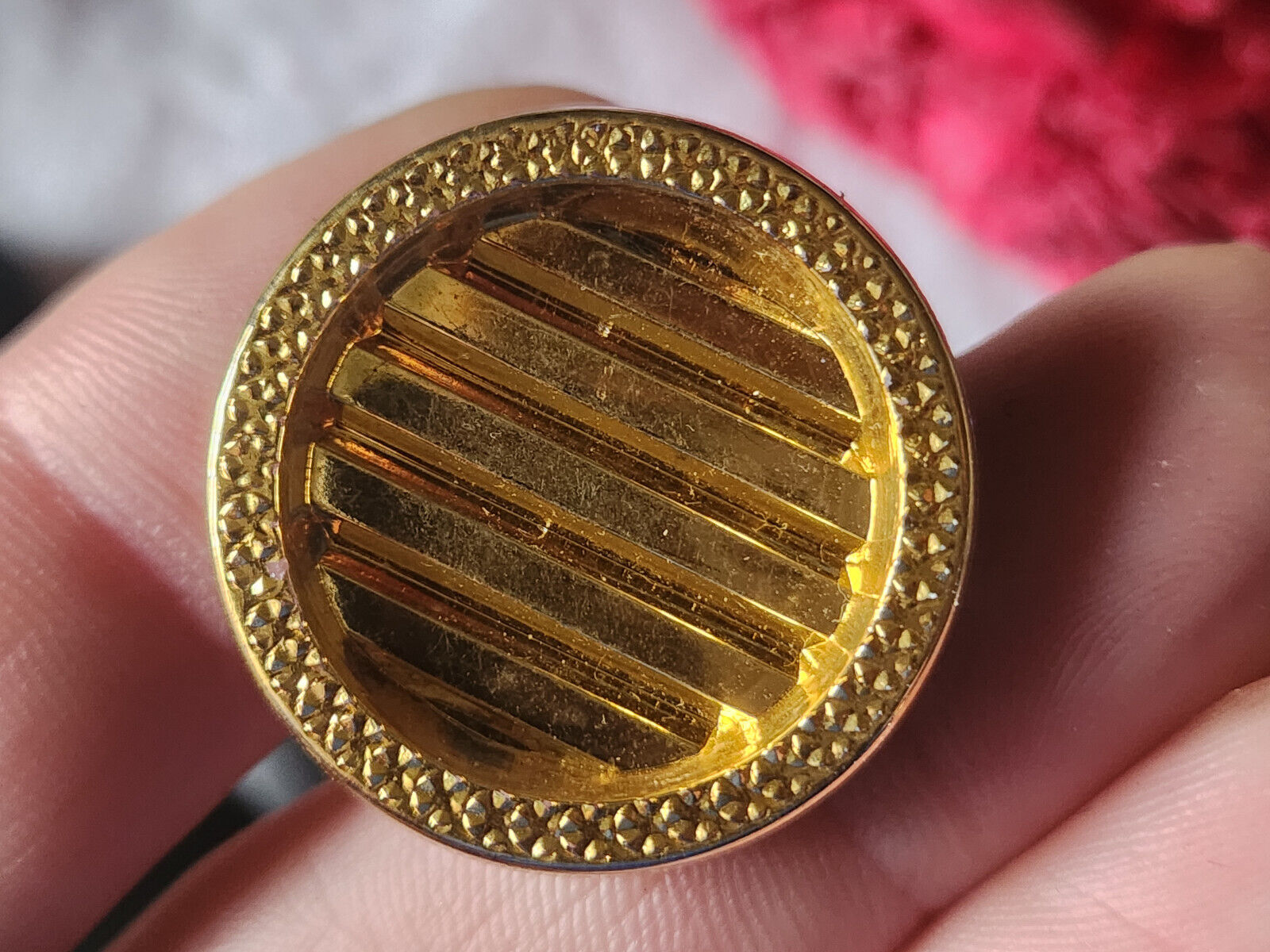 gros bouton ancien en verre doré vintage strié 2,7 cm G19B