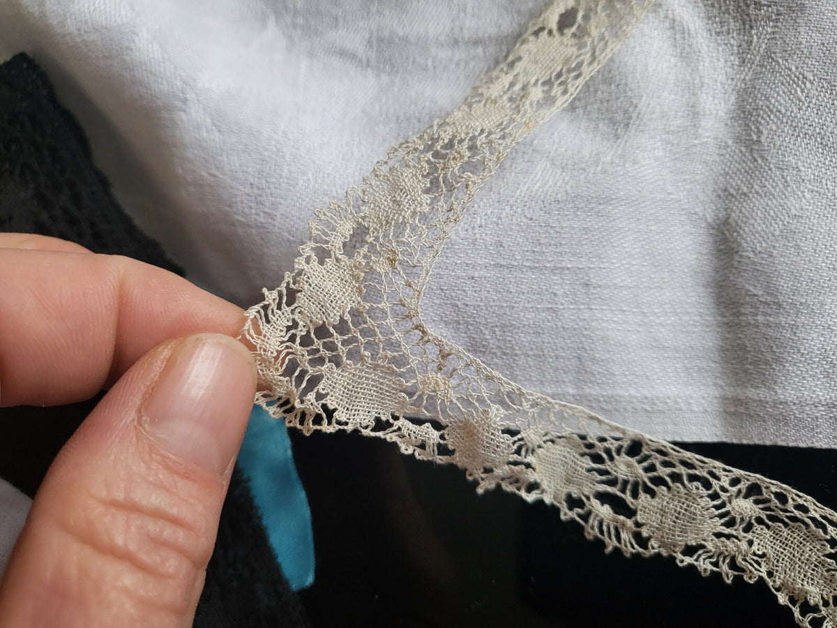 Dentelle ancienne pour pourtour mouchoir  lin  T2-18
