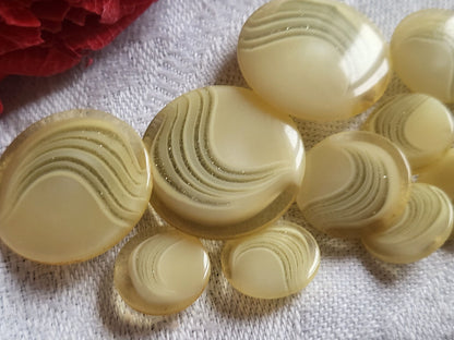 lot 14  boutons vintage creme vague scintillante panaché 1,2 à 2,2 cm ref 1864