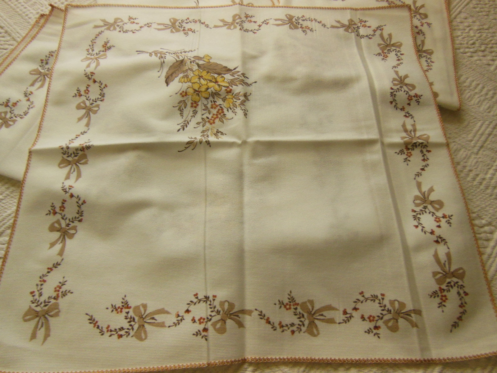 Lot 7 serviettes année 70/80  tissu synthétique jamais utilisées noeud fleur  B2