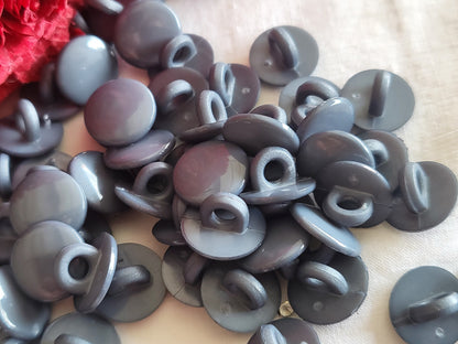 Lot 65 boutons gris mini petits  à pied diamètre 1 cm reF 3808