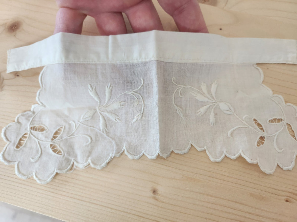 Petit col ancien bébé? emmanchure? broderie fleur plumetis T1-25