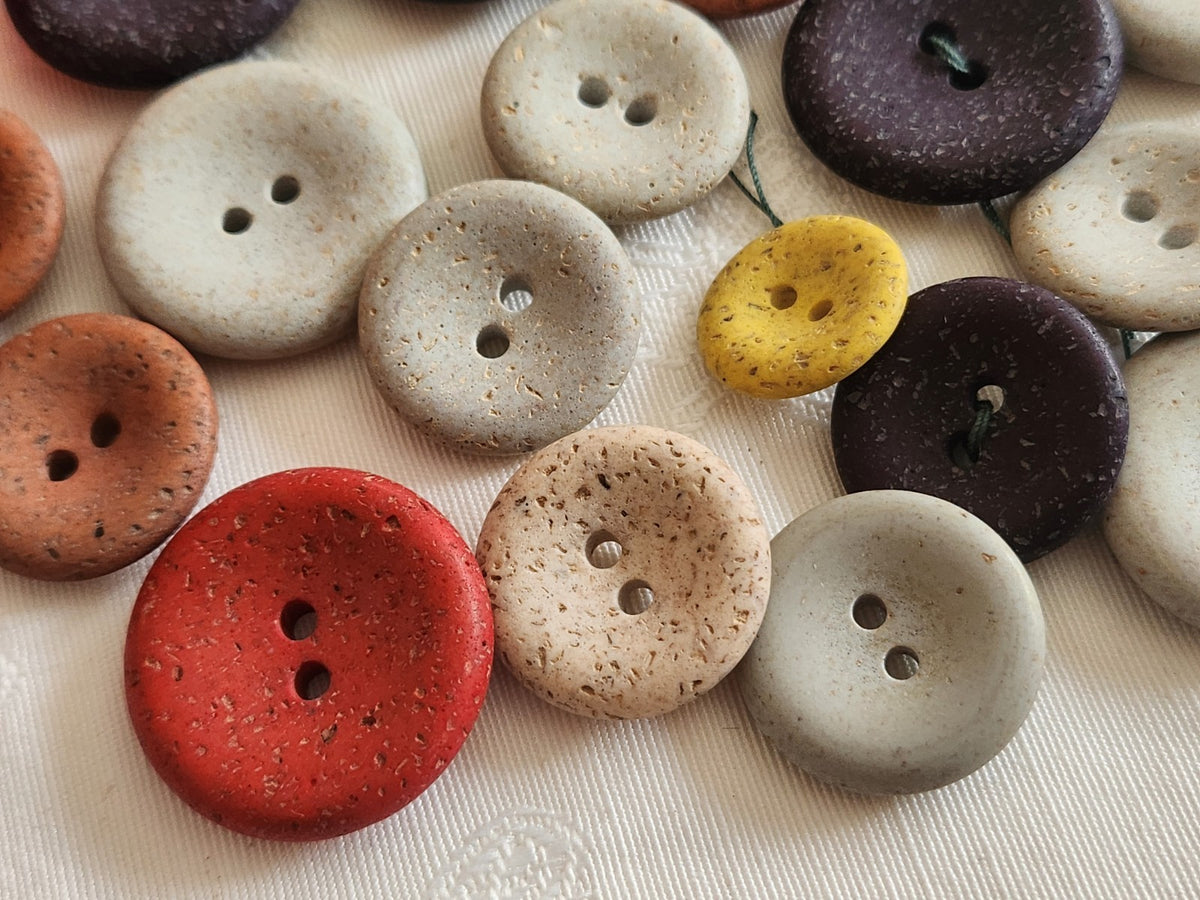 Lot 18 boutons vintage panaché mm modèle  1,7 à 2,8 cm ref 6338