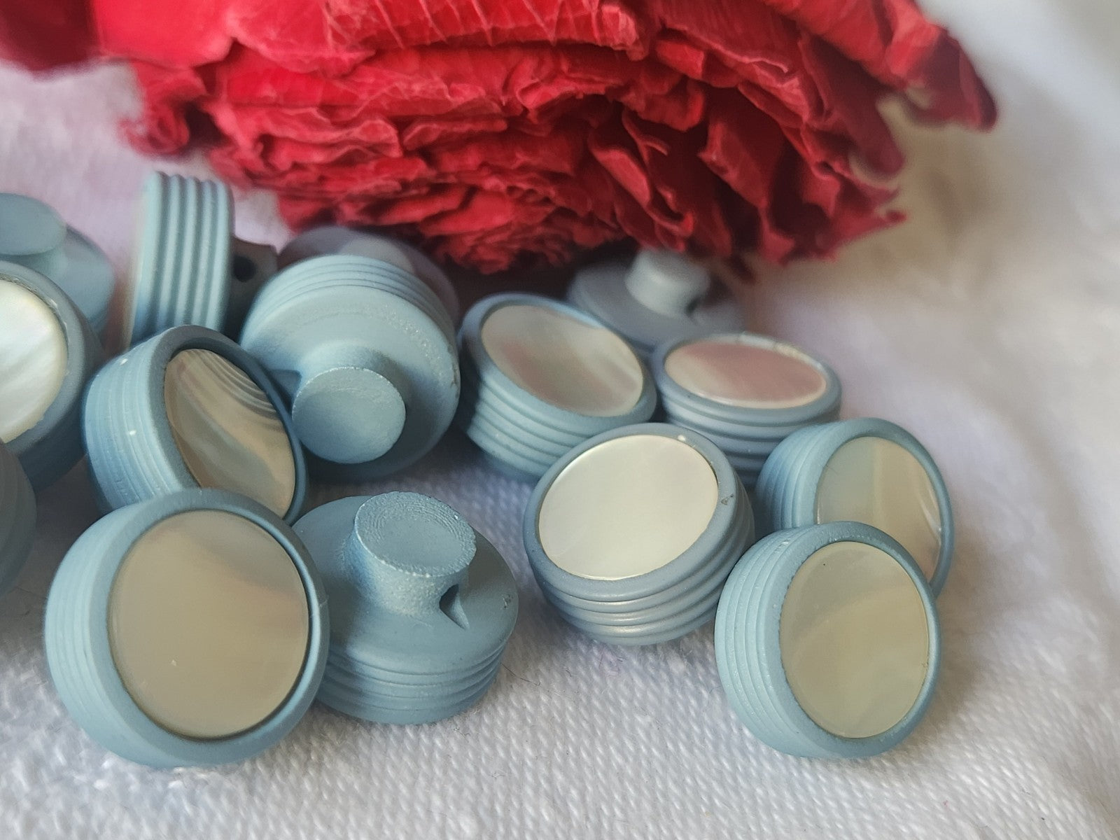 Lot 10 boutons anciens en nacre bleu pied petits 1,2 cm  ref 3746