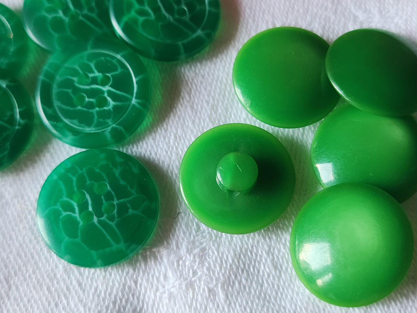 Lot 14 boutons vintage vert 2 séries  1,7 et 1,8  cm  pied ref 2358