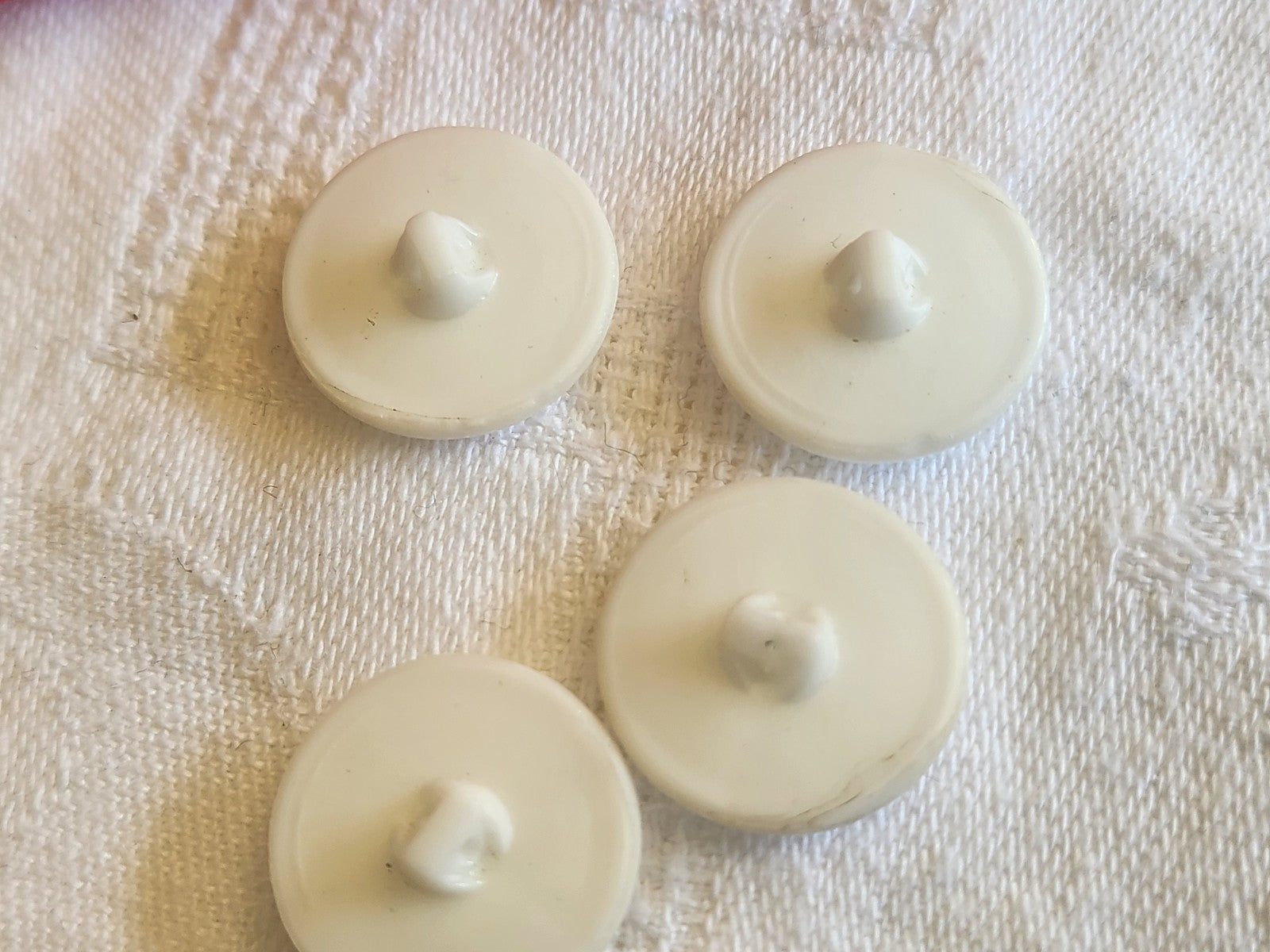 Lot 4 boutons vintage en verre blanc pique 1,8 cm D5i