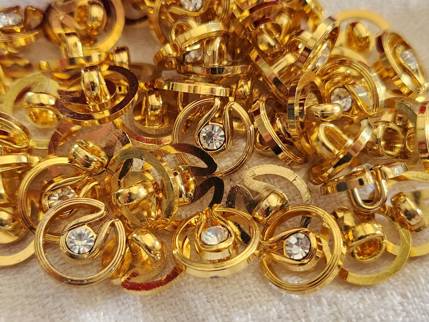 Lot 18 boutons fond d'atelier acrylique doré avec strass pied 1,2 cm ref 4930