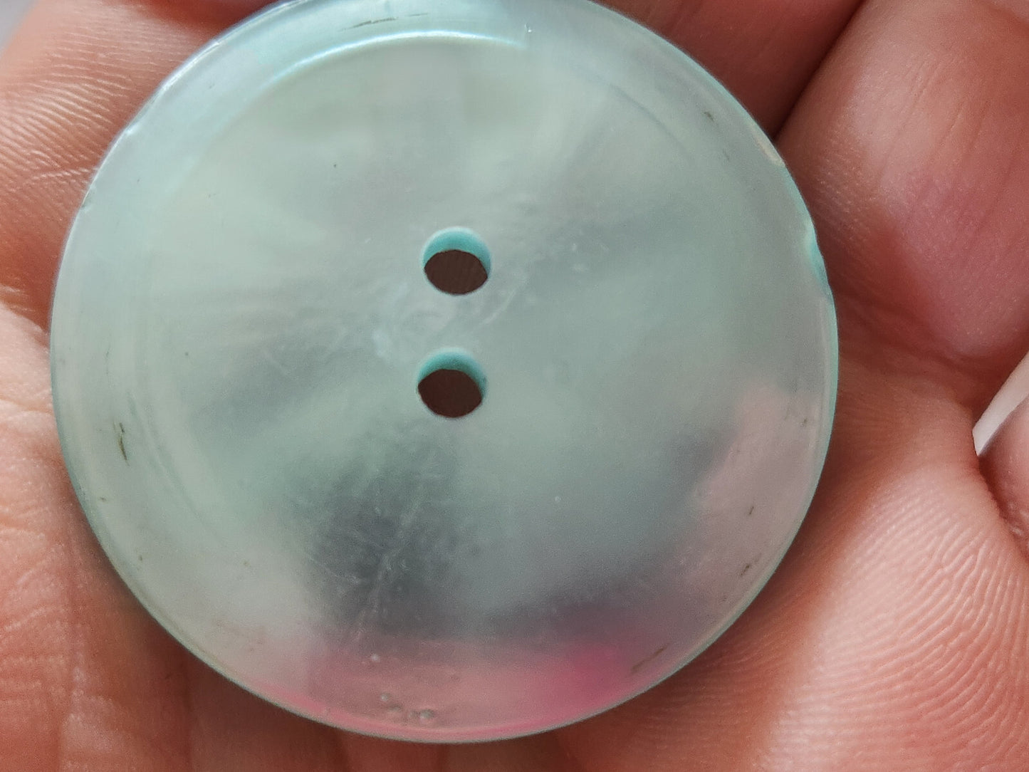 Enorme bouton vintage bleu lumineux texturé 4 cm ou 40 mm ref 2779
