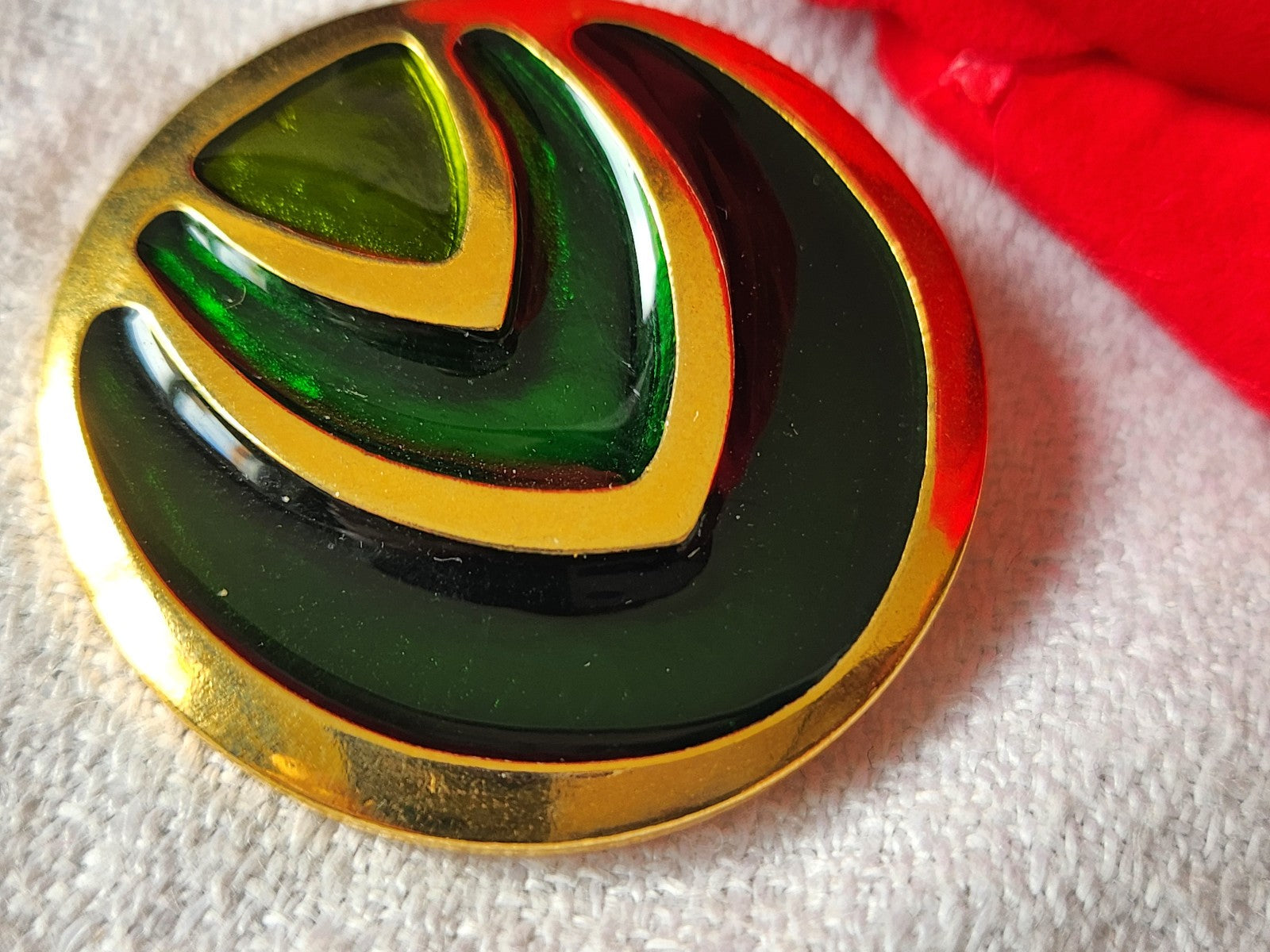 Enorme bouton vintage en métal doré 3,3 cm vert à pied G19P