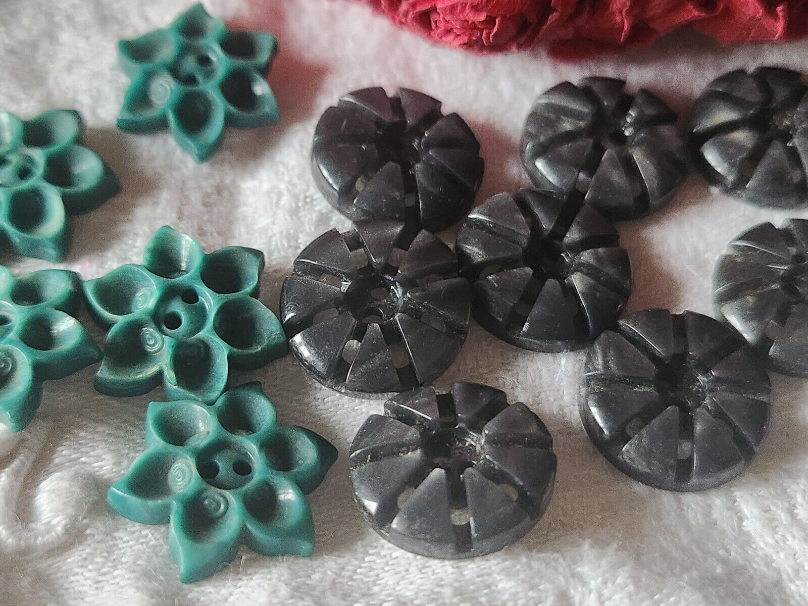Lot 14 petits boutons anciens travaillé gris vert 2 series 1,5 et 1,7 ref 616