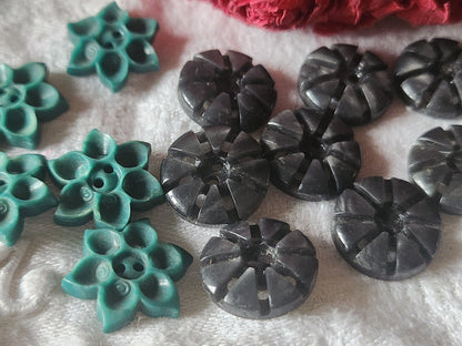 Lot 14 petits boutons anciens travaillé gris vert 2 series 1,5 et 1,7 ref 616