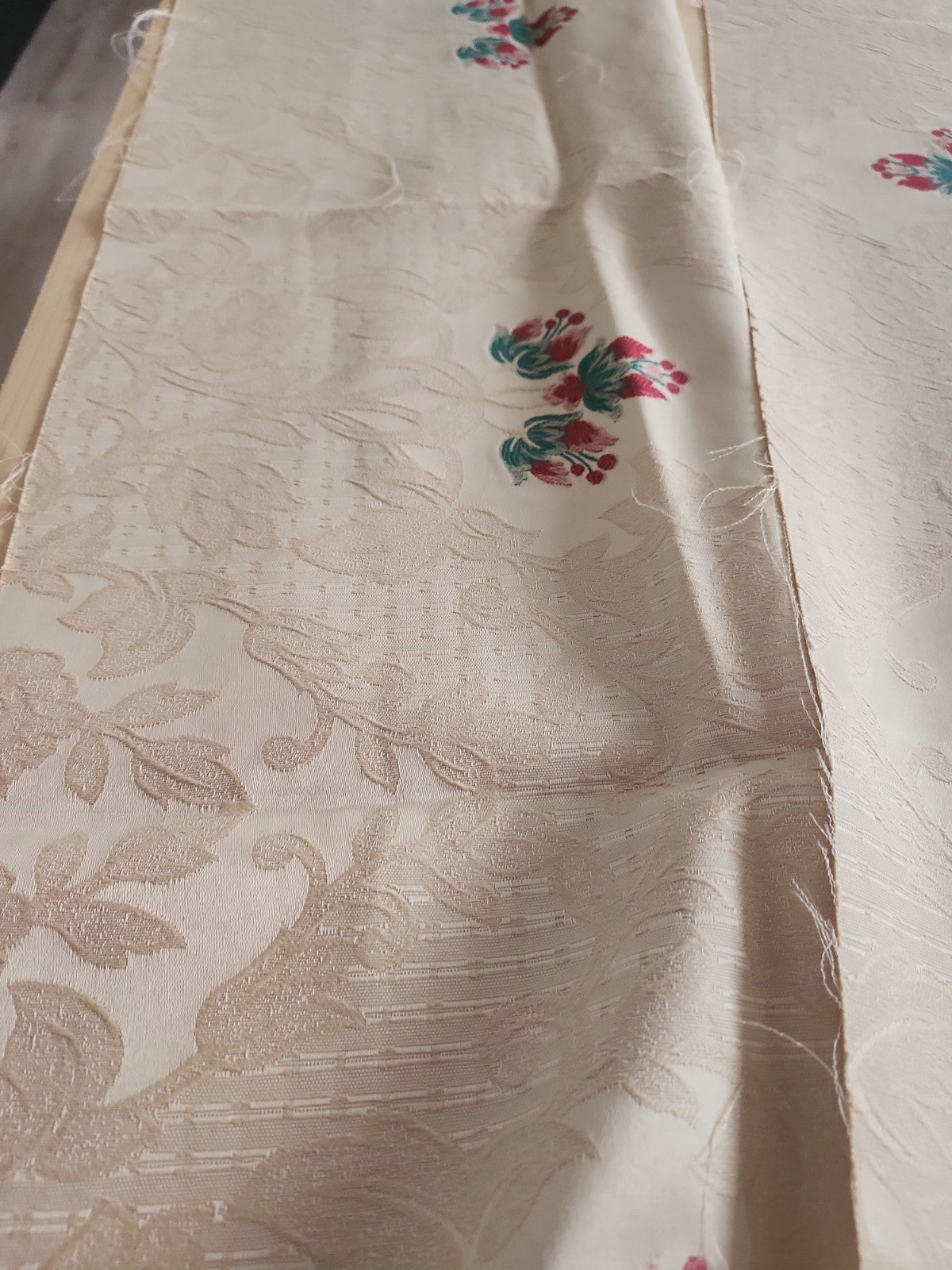 Deux coupons anciens tissu ecru damassé 1 m 90 sur 59 cm et 1  m 25 sur 44cm B4