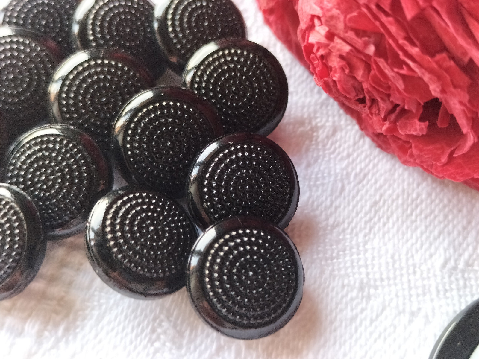 Lot 6 boutons anciens en verre noir lumineux  pied 1,3 cm ref 1231
