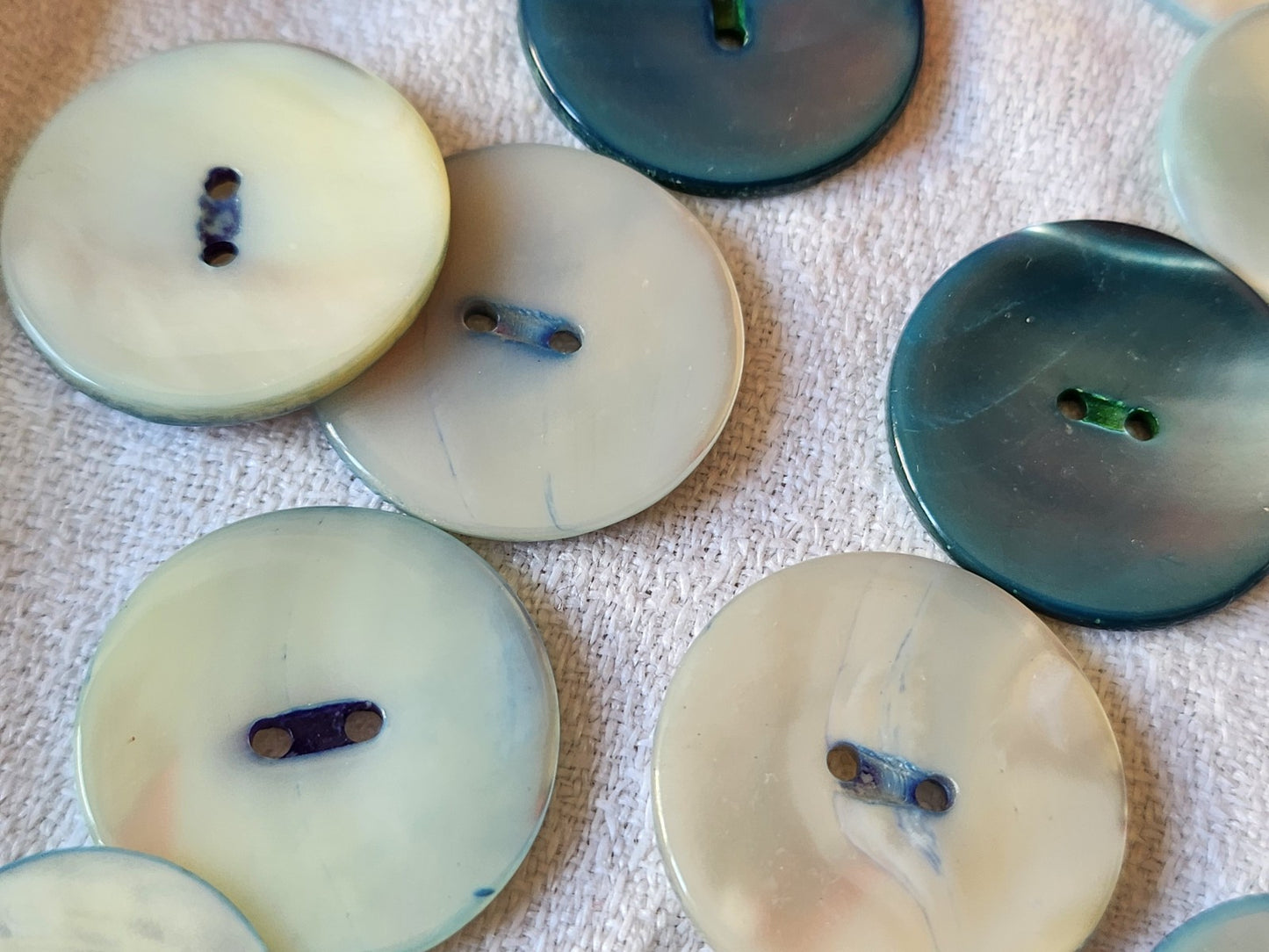 Lot 17 boutons en nacre vintage tons bleu 1,7 cm à 2,5 cm panaché ref 6126