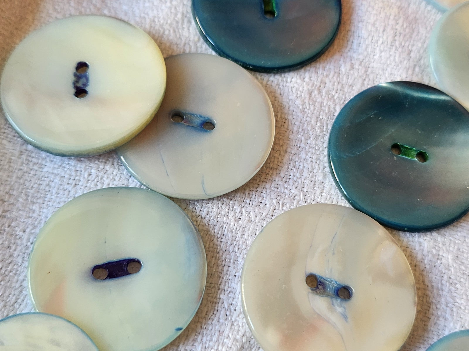Lot 17 boutons en nacre vintage tons bleu 1,7 cm à 2,5 cm panaché ref 6126
