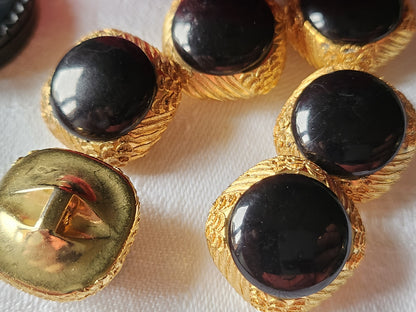 Lot 6 boutons vintage doré noir résine sculpté jolis pied  2,1 cm ref 2970