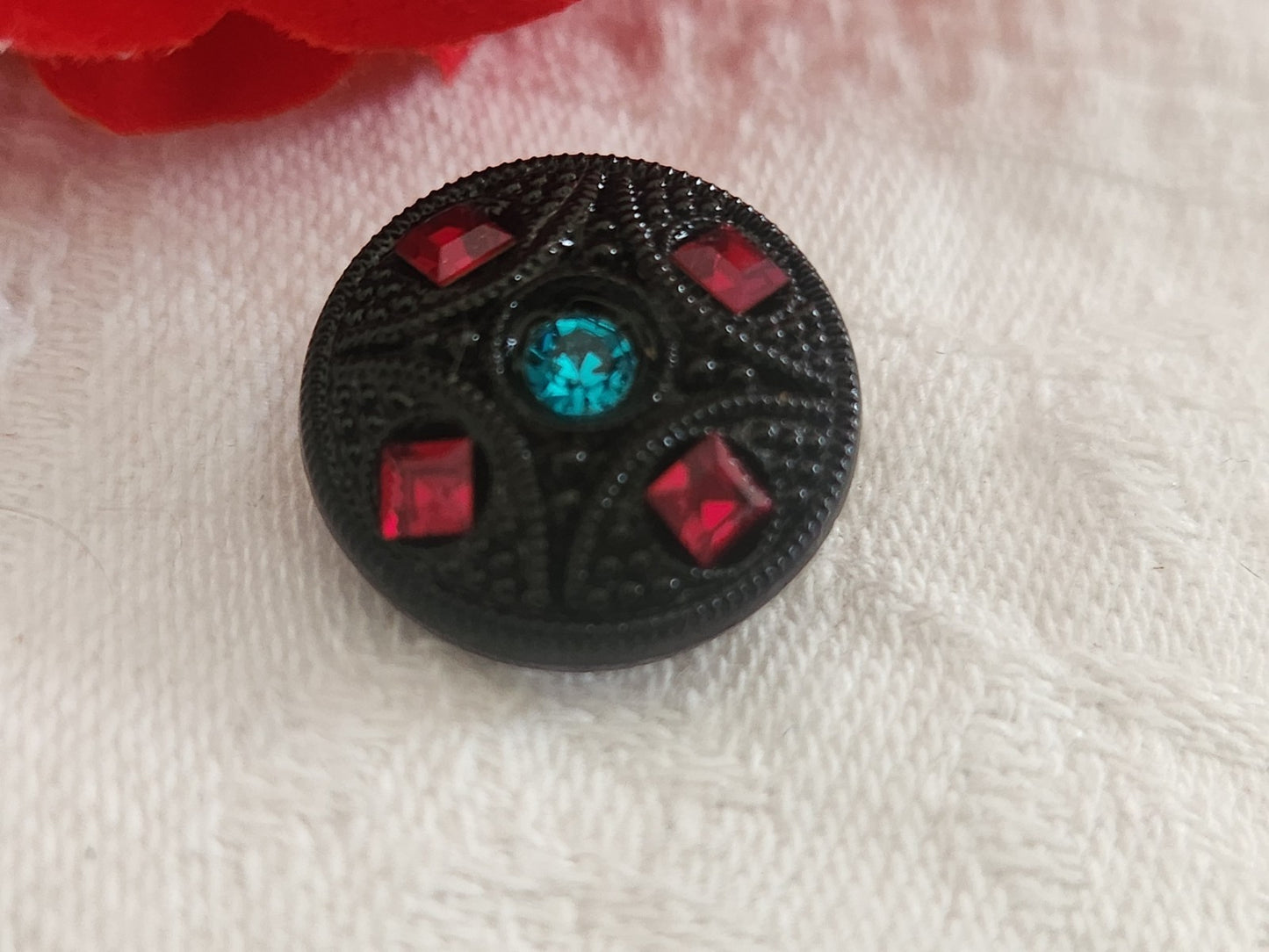 Bouton vintage en verre noir avec strass verre rouge vert 18 mm ou   1,8 cm G19A
