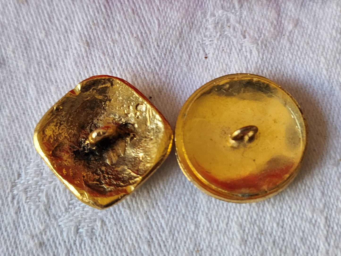 Duo boutons vintage en métal  doré à pied 2,1 cm et 2,4 cm D3K