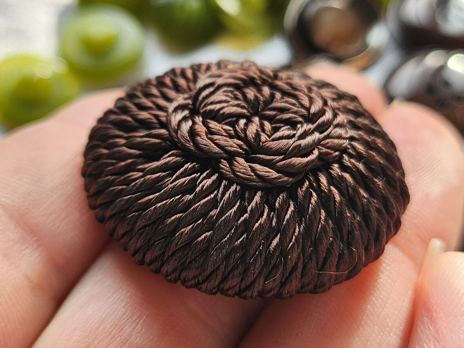 Enorme bouton ancien en  passementerie marron vintage pied 3,7 cm ref 424