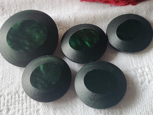 Lot 5 Boutons vintage panaché vert 2,2 cm et 2,9 cm (1 seul)  ref 4896