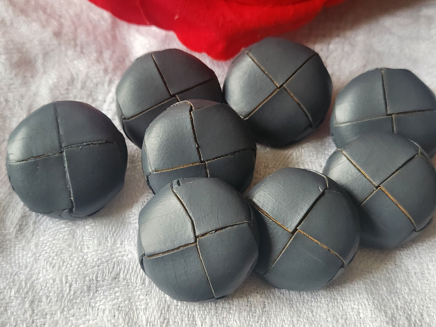 Lot 8 gros boutons anciens en cuir  gris  à pied grelot 2,5 cm  ref 5456