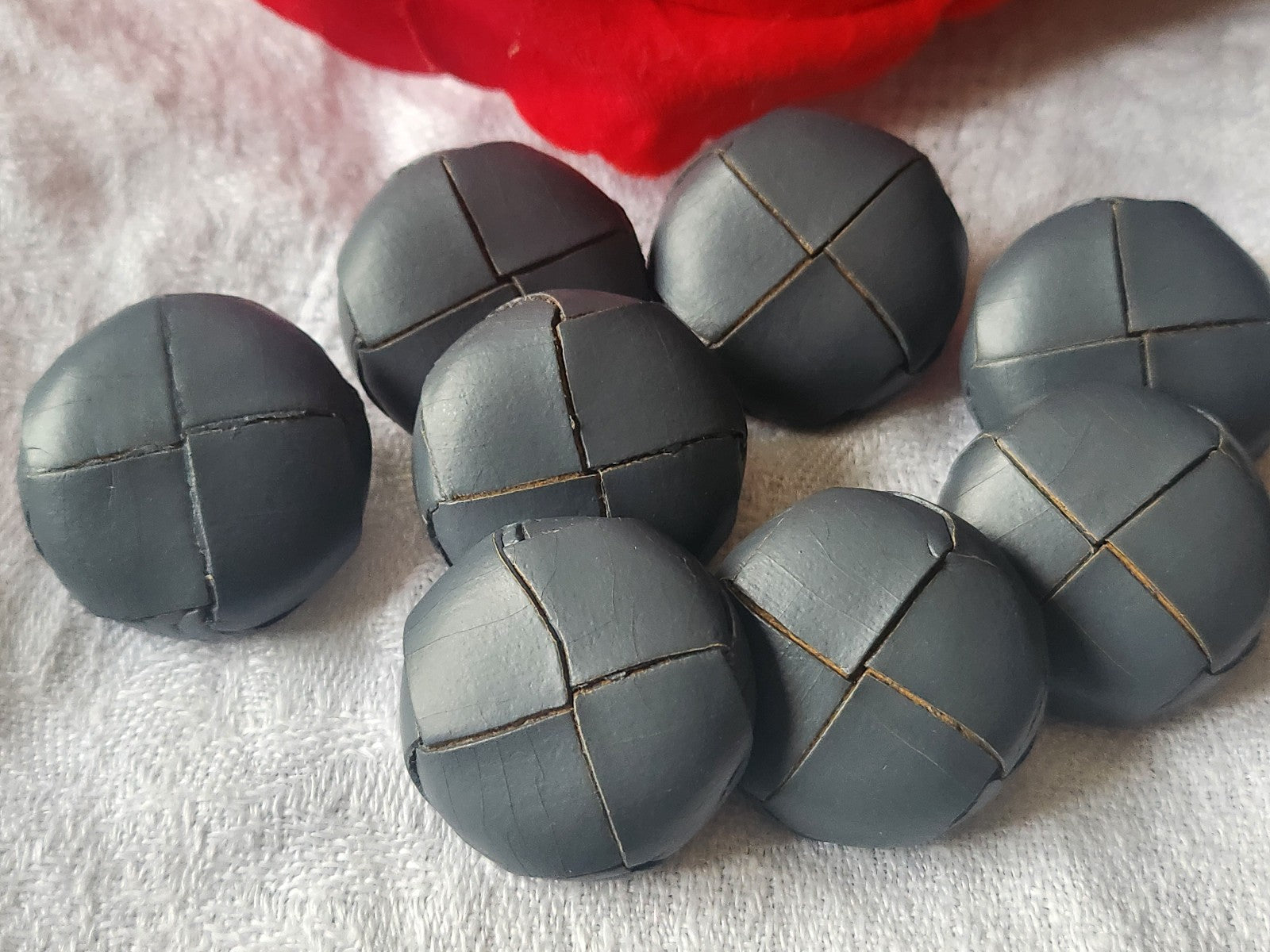 Lot 8 gros boutons anciens en cuir  gris  à pied grelot 2,5 cm  ref 5456